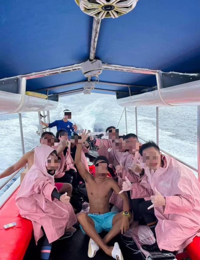 泡在海里挥舞着象拔船只靠近时大声呼救有人激动流泪尊龙凯时·中国网站帕劳潜水失联9人获救画面曝光：(图1)