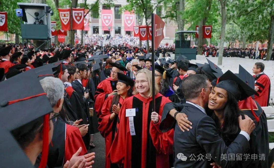 讲的中国女生蒋雨融来自青岛英高毕业本科就读于杜克尊龙凯时新版APP震撼全场！史上首位在哈佛毕业演(图4)