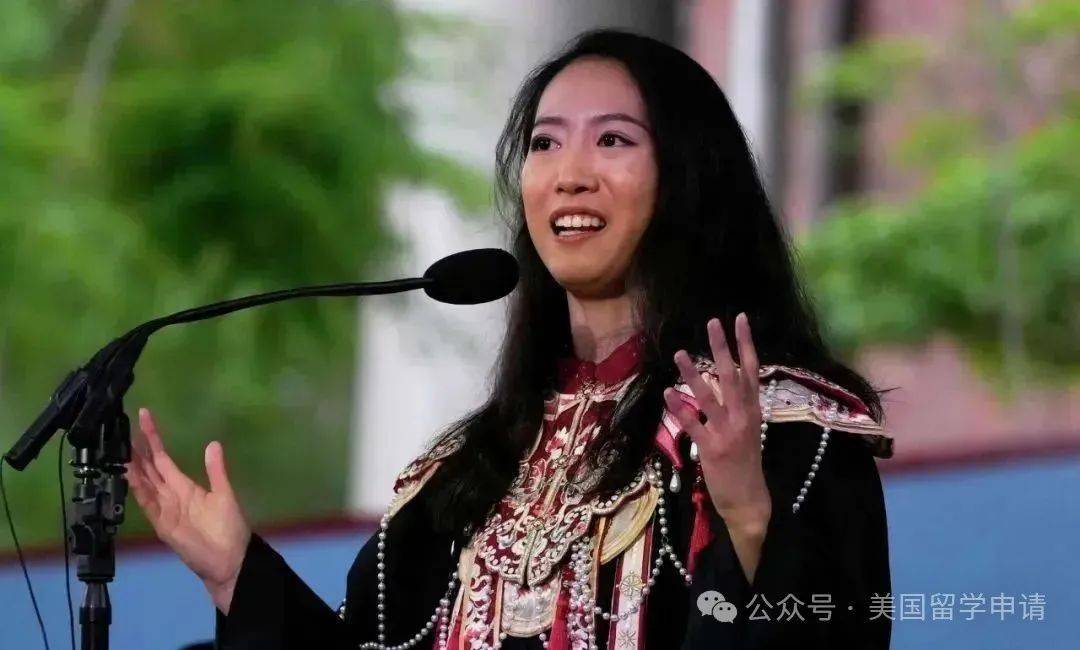 讲的中国女生蒋雨融来自青岛英高毕业本科就读于杜克尊龙凯时新版APP震撼全场！史上首位在哈佛毕业演(图5)