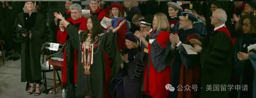 讲的中国女生蒋雨融来自青岛英高毕业本科就读于杜克尊龙凯时新版APP震撼全场！史上首位在哈佛毕业演(图7)